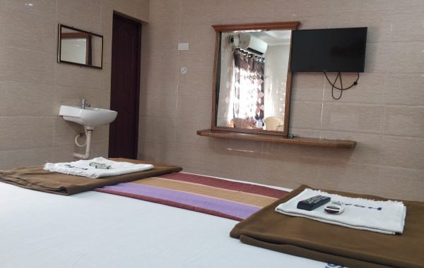 Deluxe Double Bed ( Non AC)